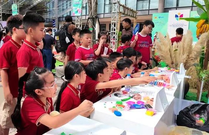 Học sinh tham gia hoạt động trải nghiệm về an toàn mạng tại chương trình “Bảo vệ và hỗ trợ trẻ em phát triển trên môi trường mạng giai đoạn 2026-2030”. Ảnh: Hằng Trần