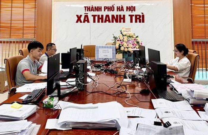 Các thành viên tham gia chiến dịch làm sạch dữ liệu đất đai tại xã Thanh Trì. Ảnh: Thanh Hồng