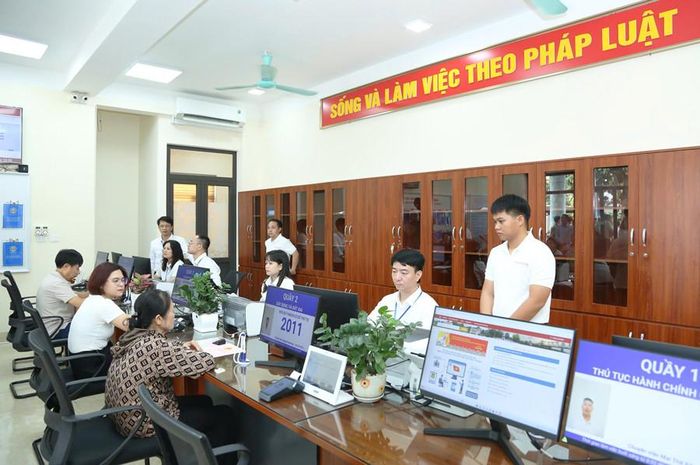 Giải quyết thủ tục hành chính cho người dân tại xã Phúc Thịnh, Hà Nội. Ảnh: Phạm Hùng