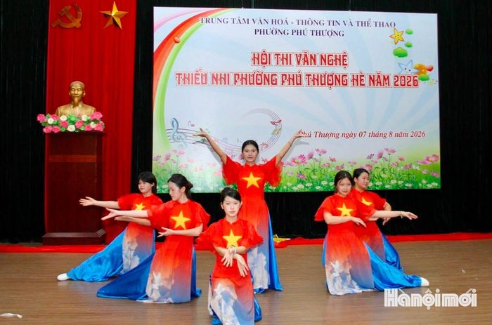 Tiết mục văn nghệ của thiếu nhi tổ dân phố tại hội thi. Ảnh: Cao Kỳ