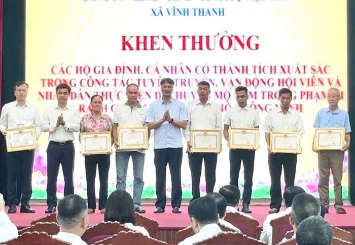 Xã Vĩnh Thanh khen thưởng các hộ gia đình, cá nhân có thành tích trong tuyên truyền, vận động di chuyển mộ thuộc Dự án Thành phố thông minh. Ảnh: Hương Thảo