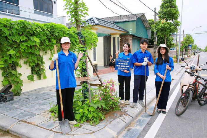 Đoàn Thanh niên xã Thư Lâm tham gia các hoạt động bảo vệ môi trường. Ảnh: TL