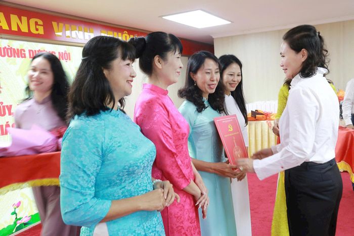 Bà Cấn Thị Việt Hà - Bí thư Đảng ủy, Chủ tịch HĐND phường trao quyết định cho các cán bộ sau sắp xếp. Ảnh Thu Oanh
