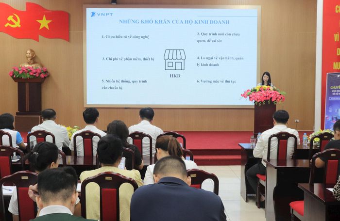 Đại diện doanh nghiệp triển khai, hướng dẫn người dân về một số ứng dụng công nghệ số tại hội nghị. Ảnh Đ. Đạt