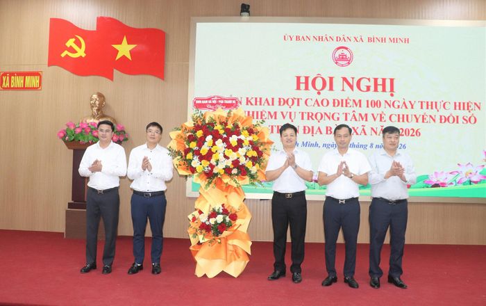 Lãnh đạo xã Bình Minh cùng các đơn vị, doanh nghiệp quyết tâm hoàn thành nhiệm vụ đề ra trong đợt cao điểm 100 ngày thực hiện nhiệm vụ trọng tâm về chuyển đổi số. Ảnh Đ. Đạt