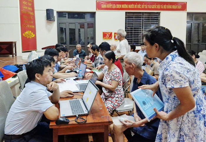Tổ công tác phường Hà Đông làm sạch dữ liệu đất đai cho người dân tổ 4 La Khê. Ảnh: Hoàng Sơn