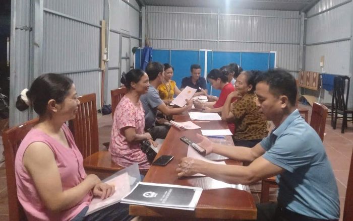 Cán bộ địa chính xã Kiều Phú kiểm tra làm sạch dữ liệu đất đai cho người dân. Ảnh: Đức Duy