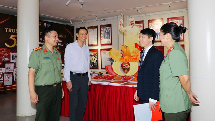 Trưng bày giới thiệu tới công chúng những tư liệu quý, những bìa báo tiêu biểu trong hành trình 50 năm của An ninh Thủ đô cùng nhiều đầu sách lý luận chính trị có giá trị của Nhà xuất bản Chính trị quốc gia Sự thật. Ảnh: ANTĐ.