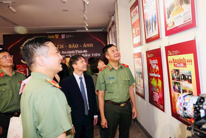 Các đại biểu tham quan gian trưng bày. Ảnh: ANTĐ