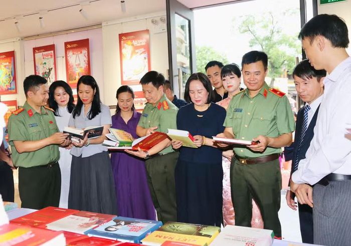 Các đại biểu tham quan không gian trưng bày sách của Báo An ninh Thủ đô và Nhà xuất bản Chính trị quốc gia Sự thật. Ảnh: ANTĐ.
