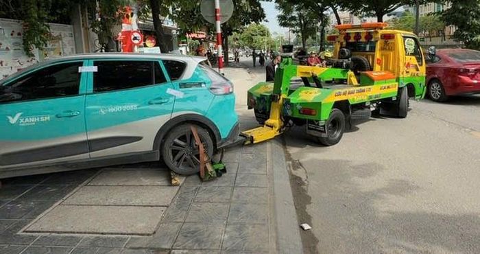 Phường Định Công đã xử phạt 113 trường hợp ô tô dừng đỗ sai quy định, với số tiền 94,5 triệu đồng. Ảnh: PV