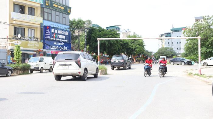 Hai ô tô dừng đỗ trái phép trong và trước KĐT Kim Văn - Kim Lũ, lực lượng chức năng chỉ có thể xử phạt trường hợp đỗ ngoài cổng. Ảnh: Huy Hoàng