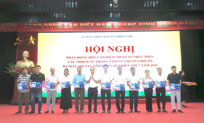 Bàn giao “Sổ tay công dân số Thiên Lộc” cho 14 thôn. Ảnh: Hy Ninh