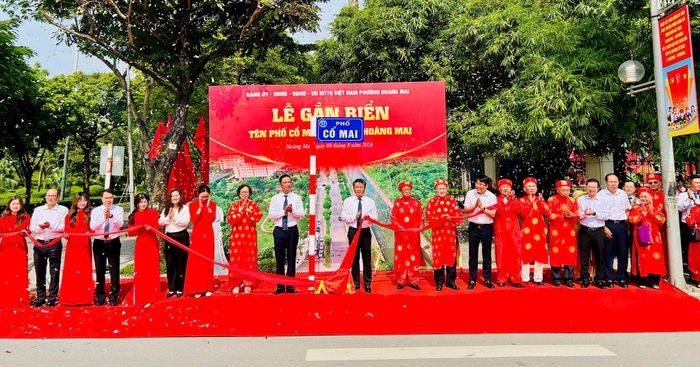 Các đại biểu thực hiện nghi thức gắn biển tên phố Cổ Mai. Ảnh: Trần Oanh.