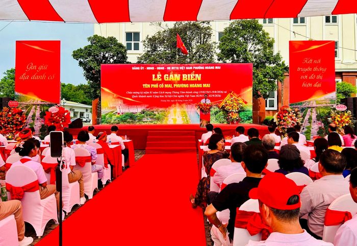 Chủ tịch UBND phường Hoàng Mai Nguyễn Lê Hiến phát biểu tại buổi Lễ gắn biển. Ảnh: Trần Oanh.