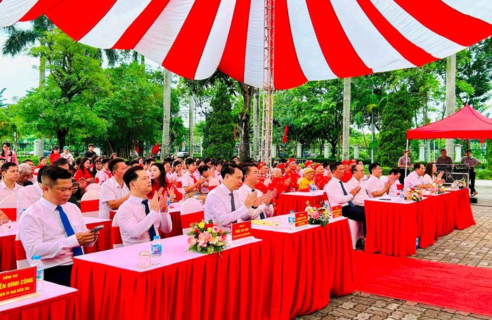 Đại biểu cùng đông đảo nhân dân tham dự Lễ gắn biển tên phố Cổ Mai. Ảnh: Trần Oanh.