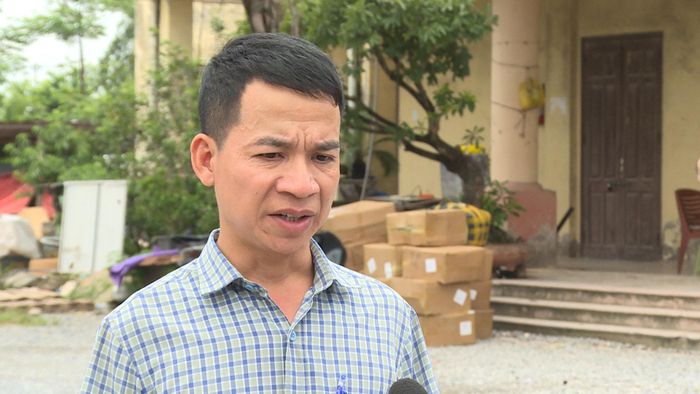 Ông Đặng Đình Thành - Tổ Trưởng TDP Bắc Lãm 9, phường Phú Lương cho biết, các xe tải chỉ vào nhà văn hóa để quay đầu, còn hàng hóa chứa trong khuôn viên và phòng chức năng là để tạm. Ảnh: Thái Trọng.