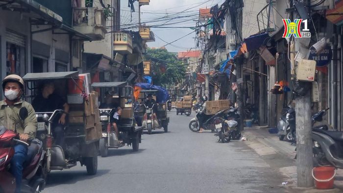Xe ba gác, xe tự chế và xe gắn máy chở hàng cồng kềnh lao vun vút trên các ngả đường dẫn vào nhà văn hóa. Ảnh: Thái Trọng.