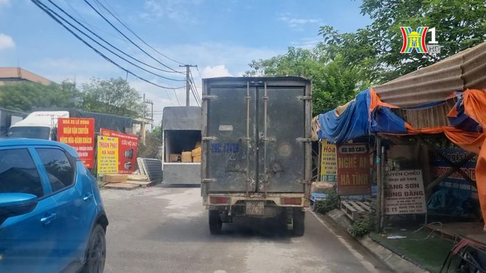 Lòng đường, vỉa hè bị lấn chiếm làm nơi đỗ xe, tập kết hàng hóa. Ảnh: Thái Trọng.