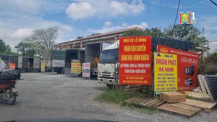 Biển quảng cáo của các nhà xe đặt dày đặc, tràn ra cả lối đi. Ảnh: Thái Trọng.