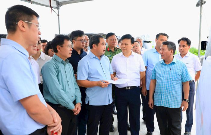Bí thư Thành ủy Hà Nội Trần Đức Thắng cùng Đoàn công tác của thành phố Hà Nội kiểm tra thực địa tại Dự án xây dựng tuyến đường kết nối đường Pháp Vân - Cầu Giẽ với đường Vành đai 3. Ảnh: Quang Thái