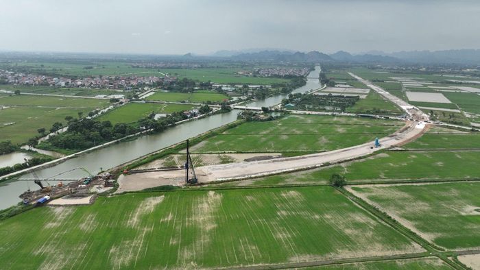 Công trường thi công Dự án xây dựng tuyến đường Mỹ Đình - Ba Sao - Bái Đính (đoạn nối từ đường trục phía Nam đến đường Hương Sơn - Tam Chúc). Ảnh: Quang Thái