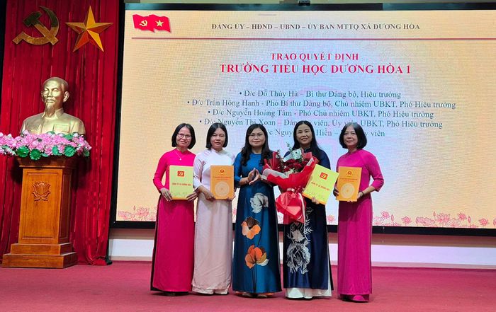 Phó Bí thư Thường trực Đảng ủy xã Dương Hòa Nguyễn Thanh Tú trao các quyết định về công tác cán bộ tại Trường Tiểu học Dương Hòa 1. Ảnh: Hậu Lộc