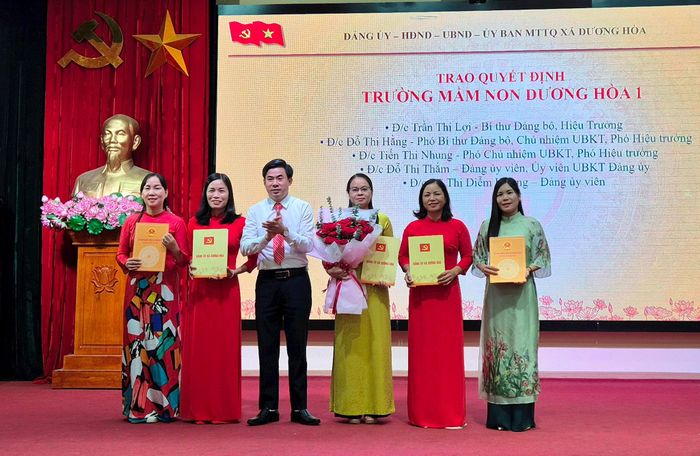Phó Bí thư Đảng ủy, Chủ tịch UBND xã Hoài Đức Lê Đức Phóng trao các quyết định về công tác cán bộ tại Trường Mầm non Dương Hòa 1. Ảnh: Hậu Lộc