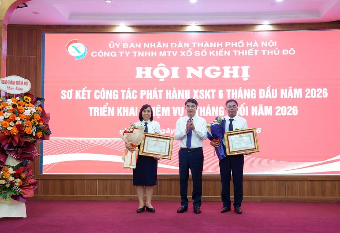 Phó Chủ tịch UBND thành phố Hà Nội Nguyễn Xuân Lưu trao Bằng khen của Chủ tịch UBND thành phố tặng tập thể Công ty TNHH MTV Xổ số kiến thiết Thủ đô và ông Nguyễn Ngọc Hải, Phó Tổng Giám đốc Công ty. Ảnh: Hồng Thái