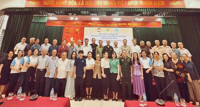 Hội Nạn nhân chất độc da cam/dioxin phường Phú Diễn tiếp nhận ủng hộ từ các nhà hảo tâm nhân kỷ niệm 65 năm Thảm họa da cam ở Việt Nam. Ảnh: Thanh Vân