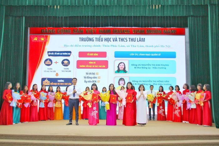 Tại hội nghị công bố các nghị quyết, quyết định về thành lập các cơ sở giáo dục công lập, tổ chức Đảng và công tác cán bộ sau sắp xếp trên địa bàn xã Thư Lâm. Ảnh: Vũ Linh