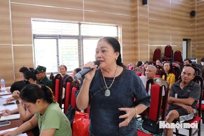 Người dân trao đổi, kiến nghị về đơn giá bồi thường và kiểm kê tài sản trên đất. Ảnh: Tuệ Lâm