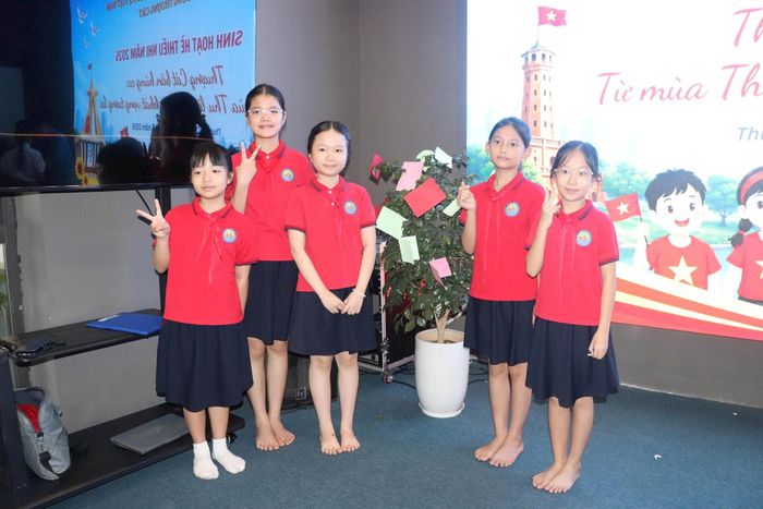 Các em học sinh hào hứng chụp ảnh kỷ niệm bên "Cây ước mơ". Ảnh: PV