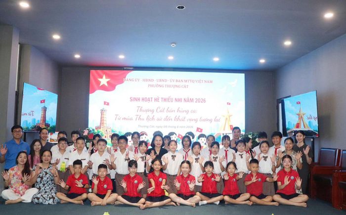 Kết thúc chương trình các em học sinh chụp hình kỷ niệm cùng Ban Tổ chức. Ảnh: PV