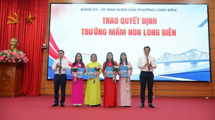 Lãnh đạo phường Long Biên trao các quyết định bổ nhiệm cán bộ quản lý sau khi sắp xếp cá cơ sở giáo dục công lập trên địa bàn. Ảnh: Song Phúc