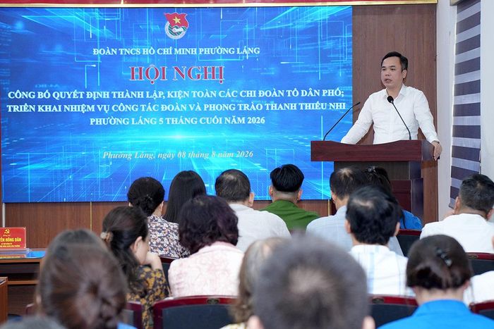 Đồng chí Nguyễn Hồng Dân, Bí thư Đảng ủy, Chủ tịch HĐND phường Láng phát biểu tại hội nghị. Ảnh: Phạm Mạnh