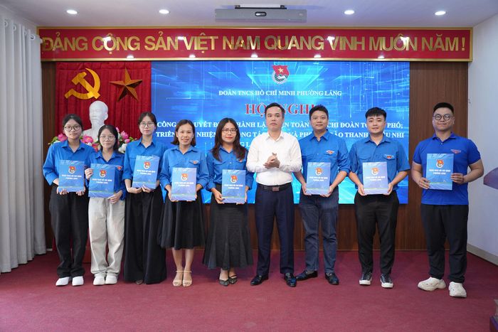 Đồng chí Nguyễn Hồng Dân, Bí thư Đảng ủy, Chủ tịch HĐND phường Láng trao quyết định cho các bí thư Đoàn tổ dân phố trên địa bàn. Ảnh: Phạm Mạnh