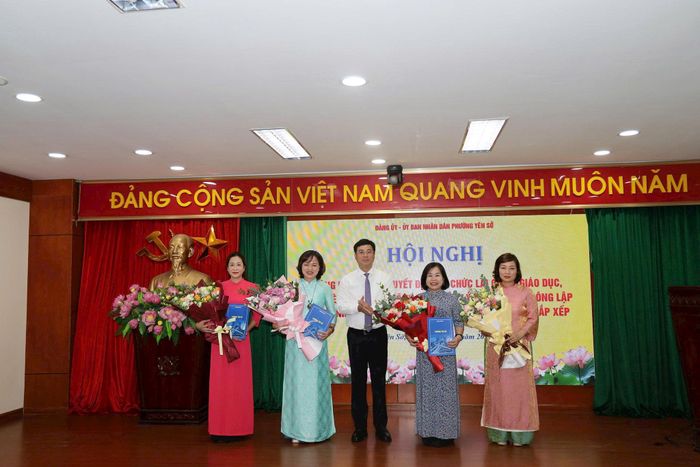 Bí thư Đảng ủy phường Yên Sở Nguyễn Minh Tâm trao quyết định về công tác cán bộ cho Trường Mầm non Ánh Sao. Ảnh: Thái Phương