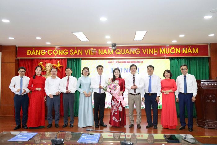 Bí thư Đảng ủy phường đặc biệt yêu cầu đội ngũ hiệu trưởng phát huy vai trò nêu gương, chủ động, sâu sát trong quản lý, điều hành. Ảnh: Thái Phương