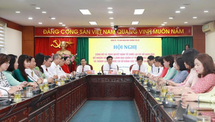 Cùng với tổ chức lại các cơ sở giáo dục, Ban Thường vụ Đảng ủy phường công bố, trao các quyết định về công tác cán bộ; kiện toàn tổ chức cơ sở Đảng, nhân sự cấp ủy và Ủy ban Kiểm tra Đảng ủy tại các trường sau sắp xếp. Ảnh: Thái Phương