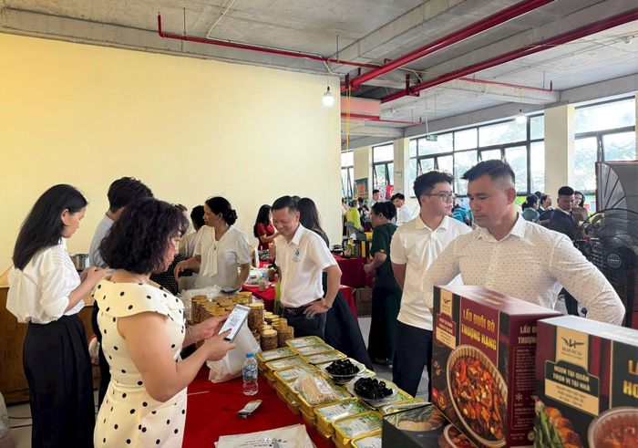 Sản phẩm làng nghề xã Bình Minh nói riêng, thành phố Hà Nội nói chung có cơ hội tăng cường kết nối giao thương. Ảnh Đ. Đạt