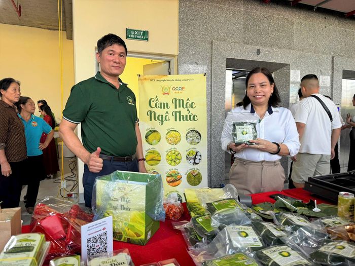 Ông Nguyễn Văn Thạo - Giám đốc Hợp tác xã làng nghề truyền thống Cốm Mễ Trì tại gian hàng trong khuôn khổ hội nghị kết nối giao thương. Ảnh Đ. Đạt