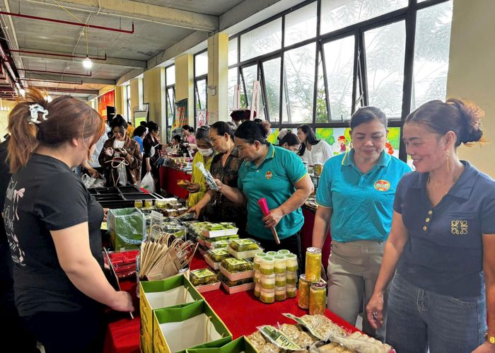 Các sản phẩm làng nghề, cơ sở sản xuất, doanh nghiệp trên địa bàn xã Bình Minh có cơ hội quảng bá, giới thiệu sản phẩm qua chương trình xúc tiến thương mại tại chợ đầu mối Nam Hà Nội. Ảnh Đ. Đạt