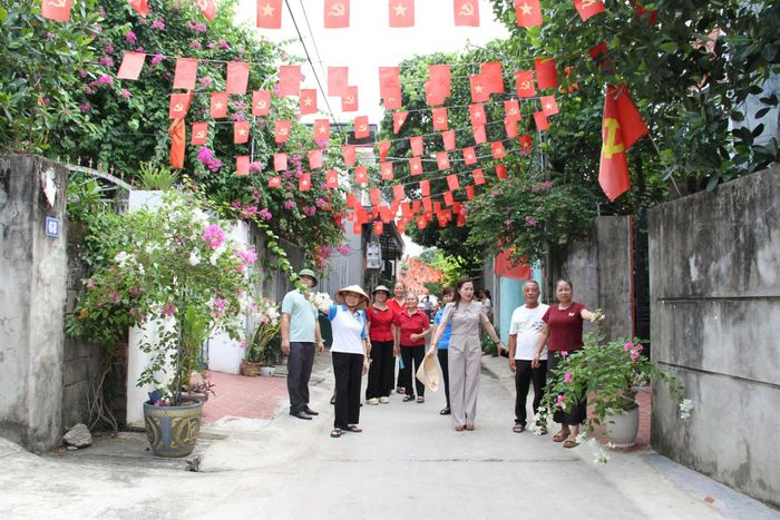 Những tuyến đường sáng - xanh - sạch - đẹp, rợp bóng cây xanh và hoa tại xã Mỹ Đức là thành quả của những khát vọng cống hiến trong đội ngũ cán bộ, hội viên phụ nữ toàn xã. Ảnh: Biên Phạm