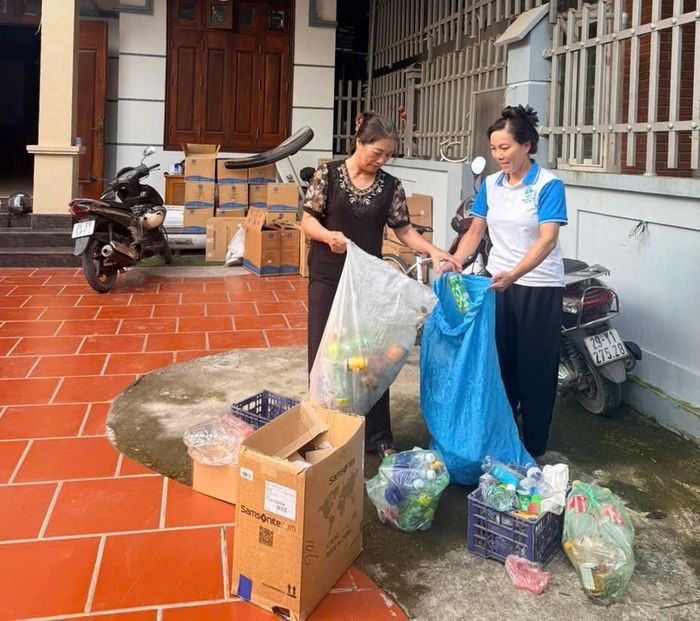 Cán bộ chi hội phụ nữ đến từng nhà để thu gom rác thải, phế liệu. Ảnh: Biên Phạm