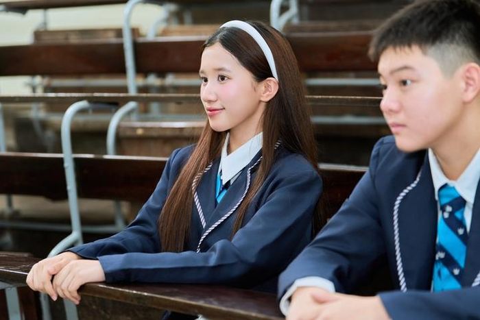  Để phù hợp với mạch cảm xúc của câu chuyện, diễn viên nhí mang đến 2 hình ảnh đối lập.Trong phân cảnh đến trường, cô bé khoác lên mình bộ đồng phục học sinh màu xanh đậm, mái tóc xõa tự nhiên. Lối trang điểm nhẹ nhàng với tông hồng tự nhiên giúp tôn lên nét đẹp trong trẻo. 