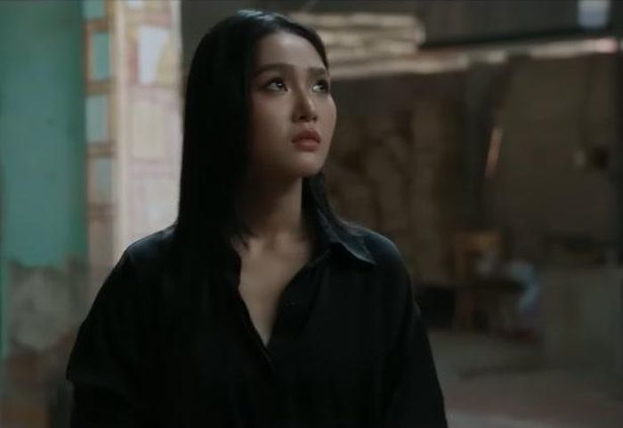 Sương tìm cách đưa thông tin ra bên ngoài về kế hoạch vận chuyển lô hàng lớn của Trường nổ. Ảnh VTV