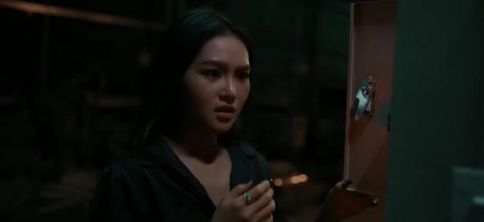 Sương hoảng sợ khi phát hiện mìn hẹn giờ đã được Trường nổ kích hoạt. Ảnh VTV