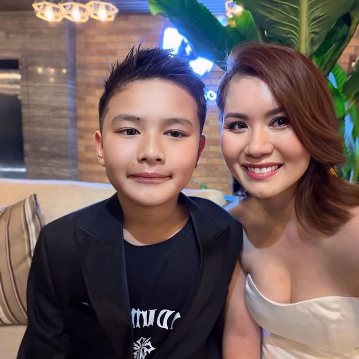Cách đây ít tháng, nhân chuyến về Việt Nam dự sự kiện của ca sĩ Đan Trường, cậu con bé đã gây chú ý với khán giả. Thiên Từ được mọi người khen hội tụ những điểm mạnh từ bố mẹ.