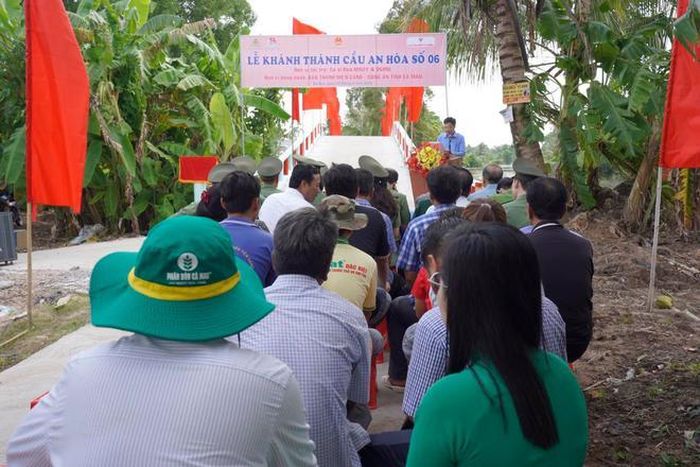 Hòa Minzy hạnh phúc chia sẻ ảnh bằng khen và cây cầu An Hòa số 06 đã được hoàn thành.
